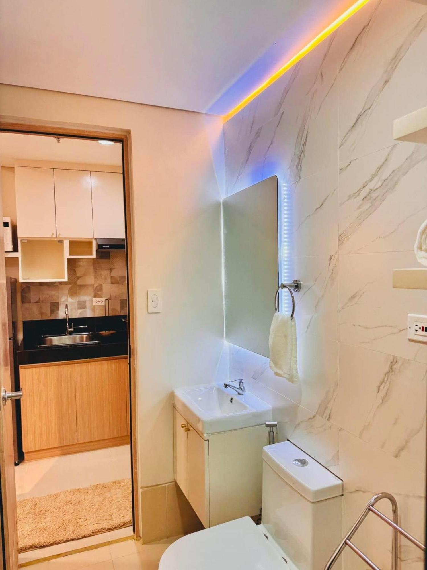 Rj Elite Escape 2Br Condo W Balcony Near Sm Iloilo Exterior photo